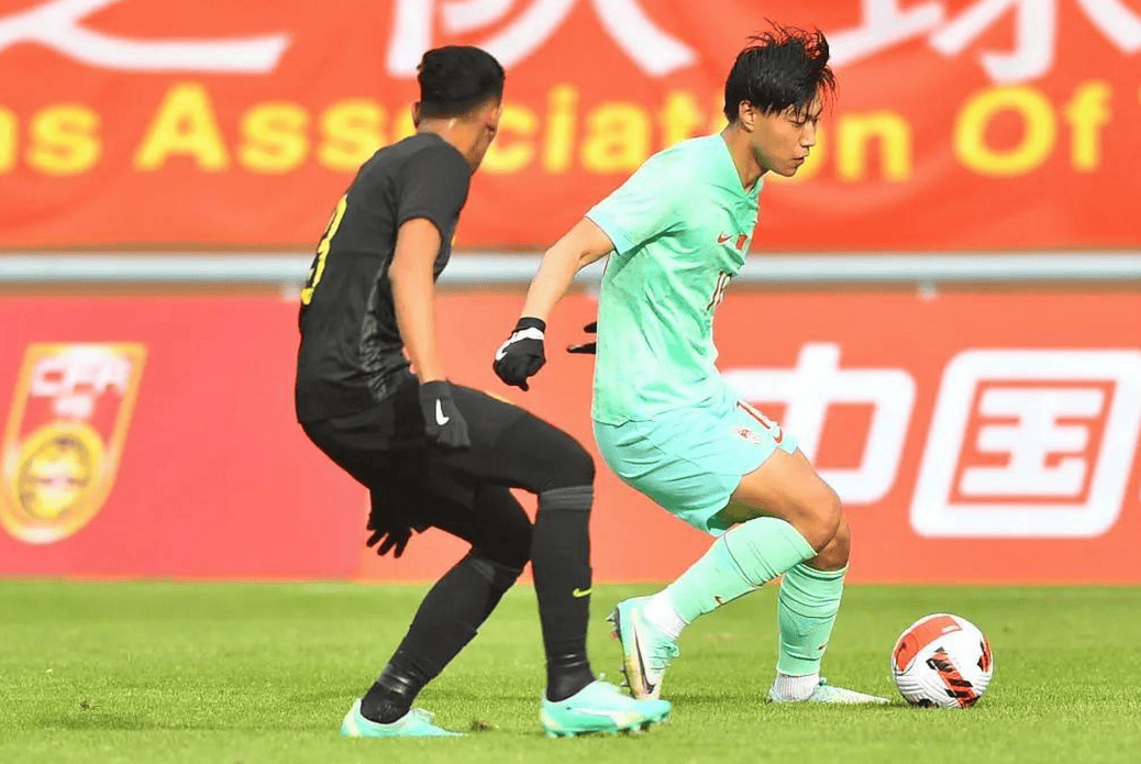 包含中国足球运动员身体素质提升计划正式启动的词条