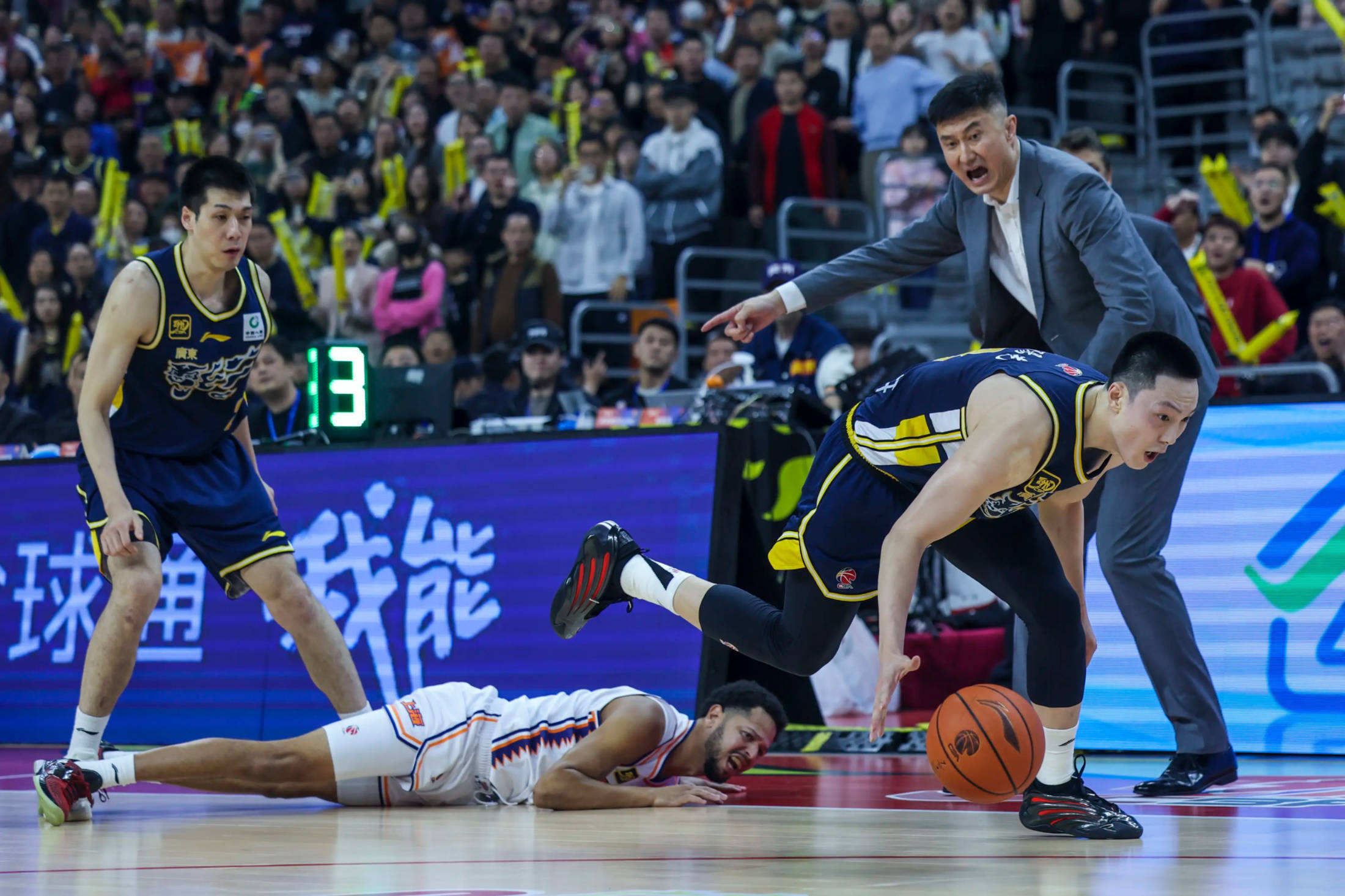 失误要命:上海队失误频频,追赶未果!的简单介绍 失误要命:上海队失误频频,追赶未果!的简单介绍