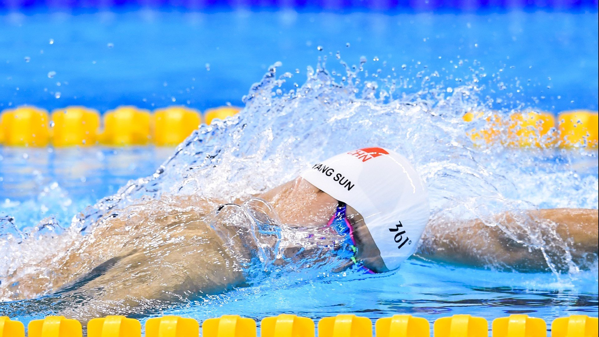 中国队仰泳开局慢热 澳队迅速拉开，中国仰泳选手